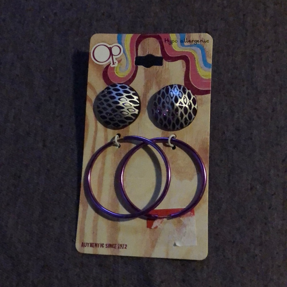 I’m selling two pare of earrings